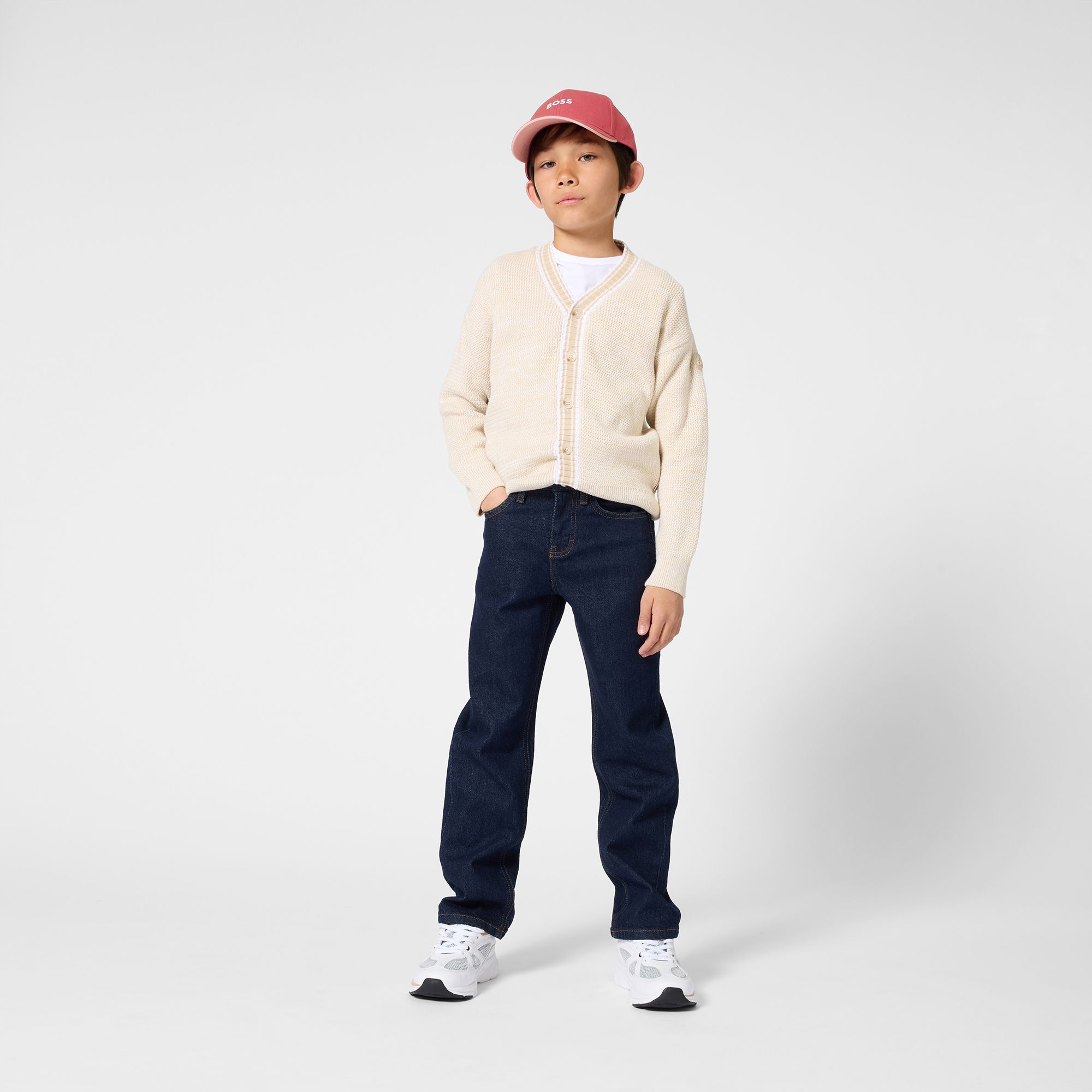 Granatowe spodnie jeansowe chłopięce BOSS – klasyka w nowoczesnym wydaniu J52919/Z09