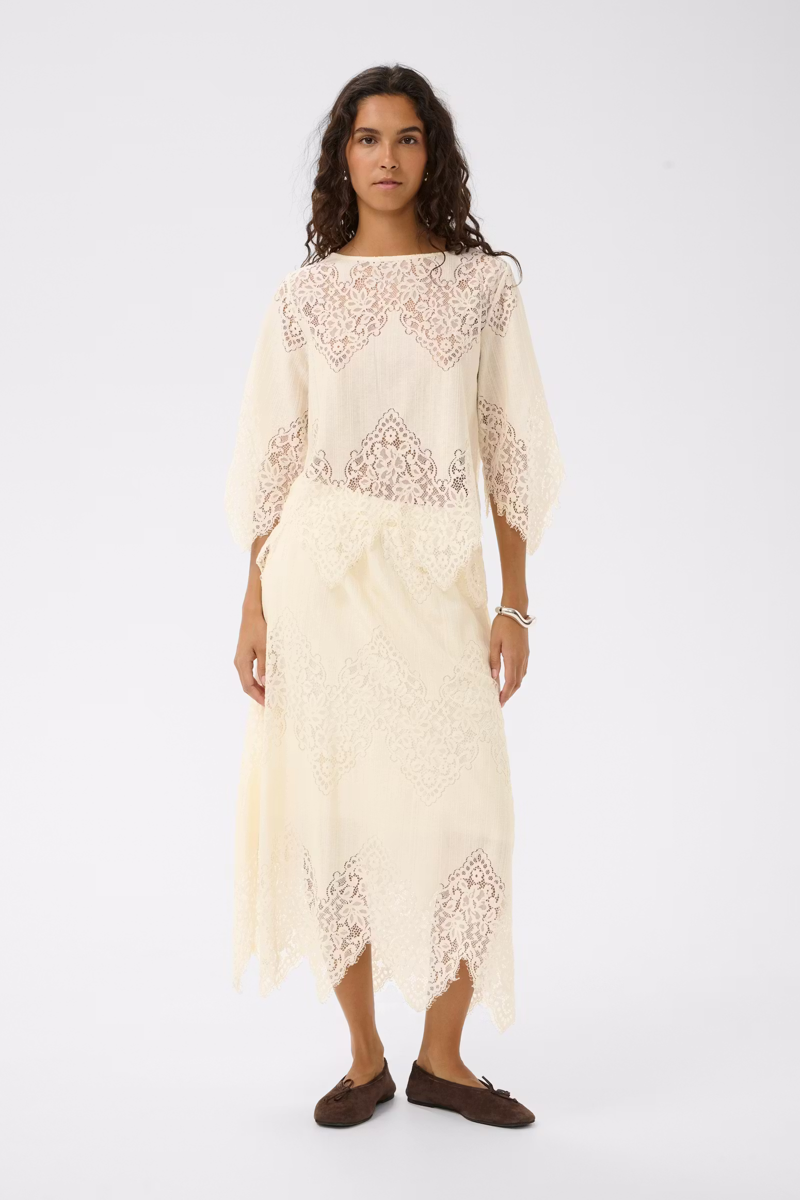 Koronkowa bluzka Soaked in Luxury – subtelna elegancja i kobiecy styl 30408881 - obrazek 2