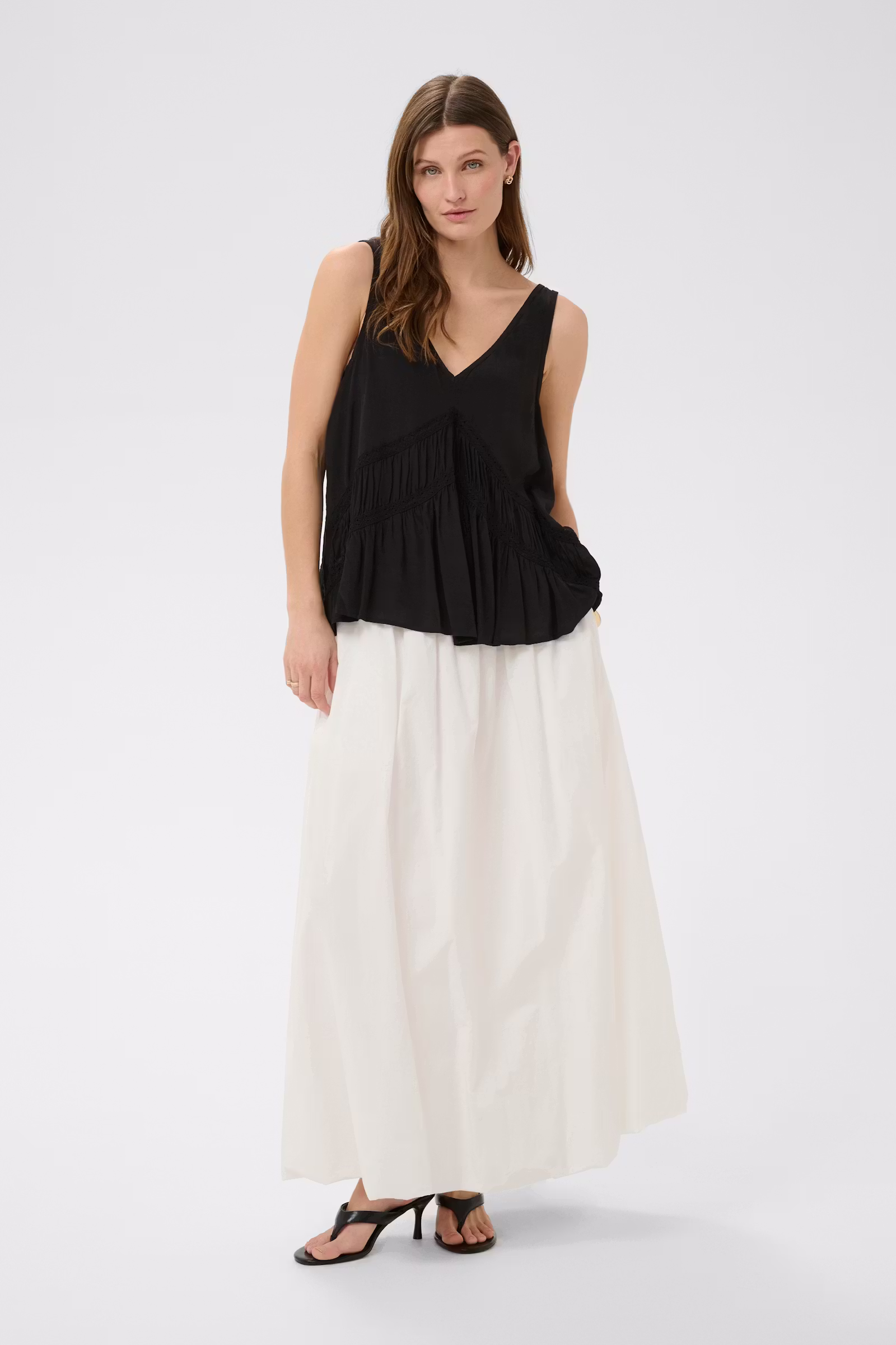 Czarny top wiskozowy Soaked in Luxury – minimalistyczna elegancja na każdą okazję 30409220 - obrazek 2