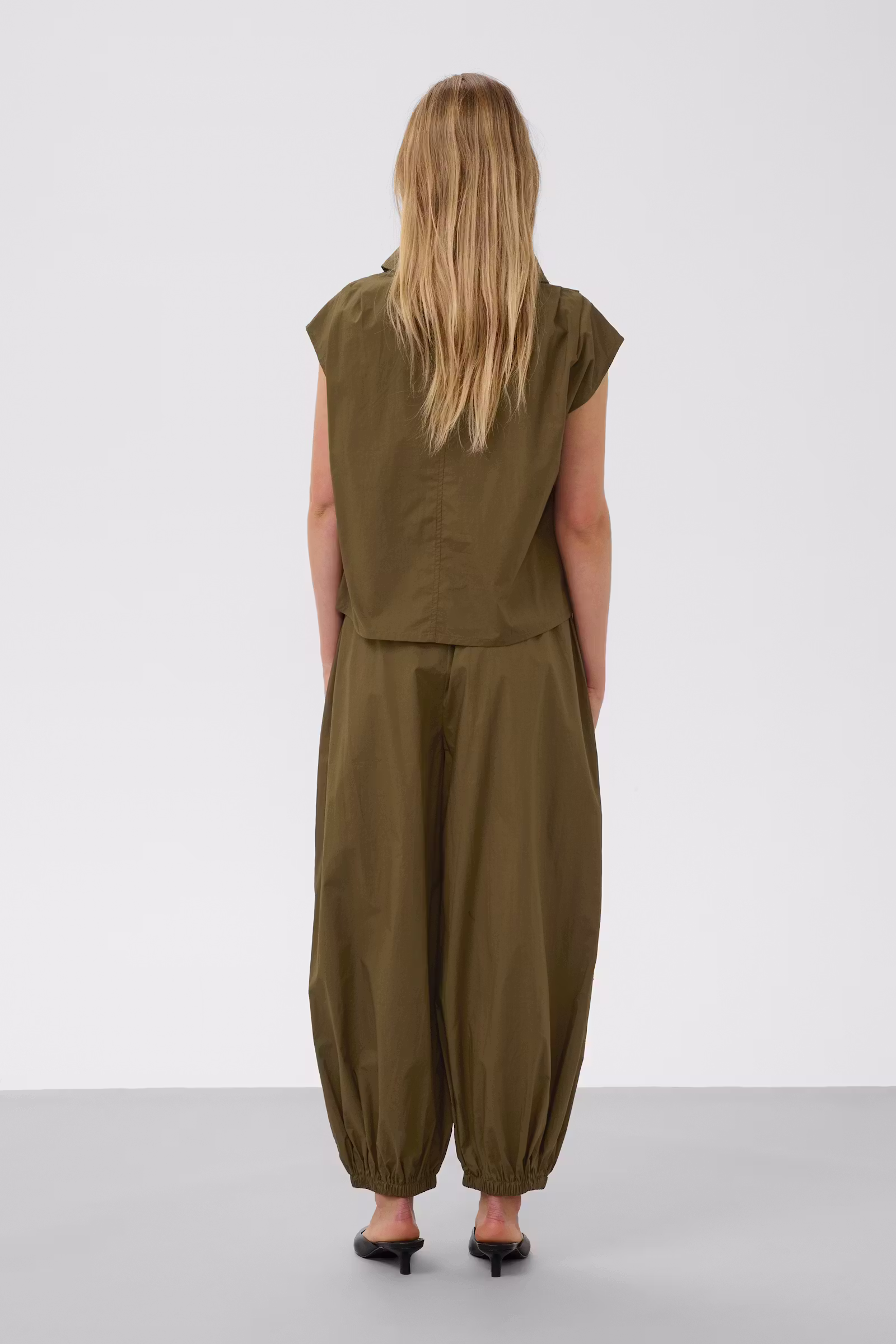 Bluzka Soaked – minimalistyczna elegancja w modnym odcieniu khaki 30409343 - obrazek 2