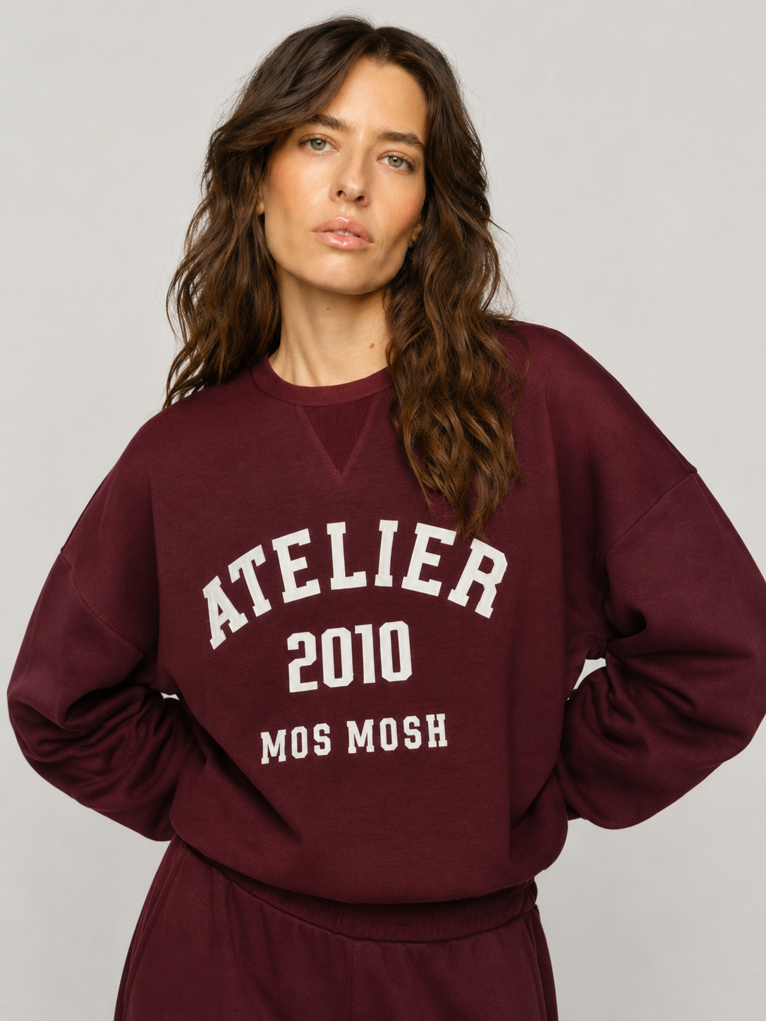 Bluza wiskozowa MOS MOSH Atelier 2010 – bordowa bluza damska z nadrukiem 177510/278 - obrazek 2