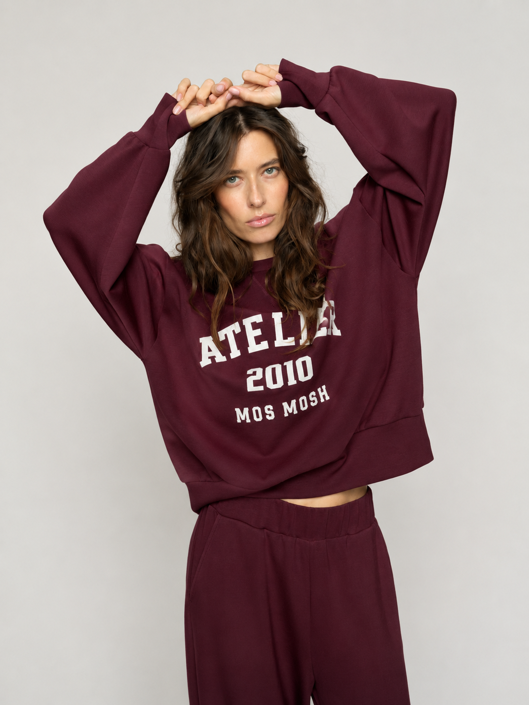 Bluza wiskozowa MOS MOSH Atelier 2010 – bordowa bluza damska z nadrukiem 177510/278