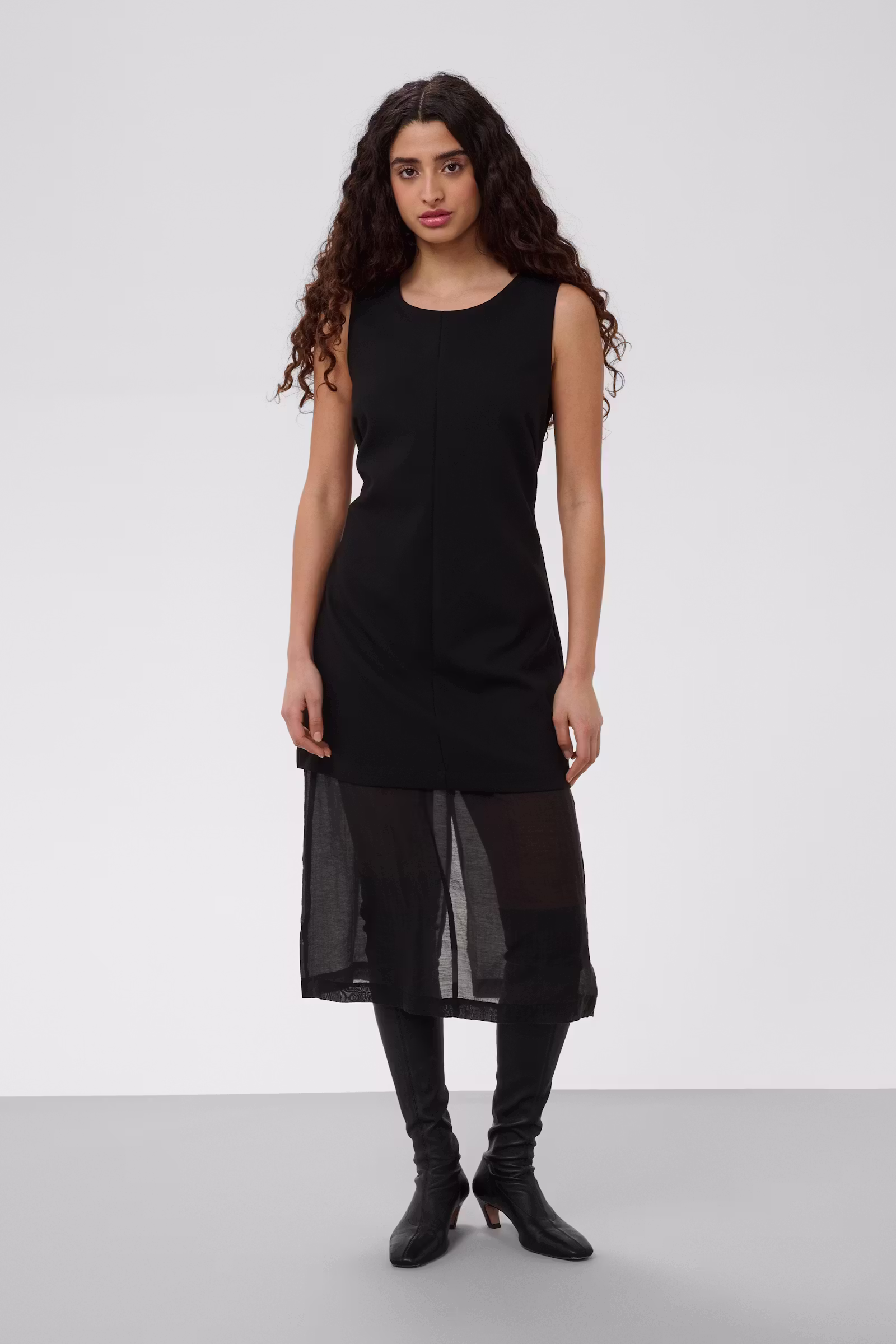 Sukienka Soaked – czarna sukienka midi z transparentnym dołem 30409374 - obrazek 2