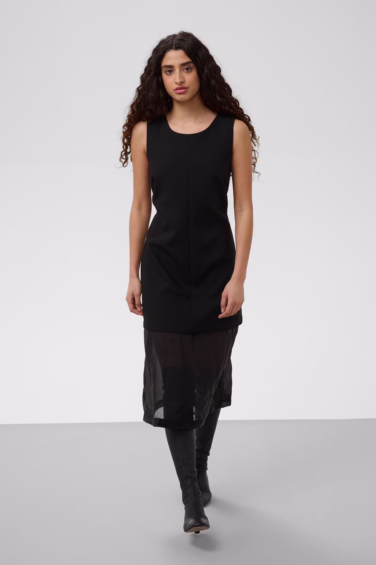 Sukienka Soaked – czarna sukienka midi z transparentnym dołem 30409374 - obrazek 3