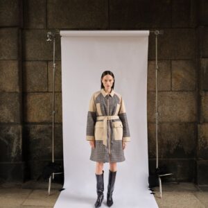 Płaszcz damski MOS MOSH – 50% wełny, elegancki model w kratę z paskiem 179180