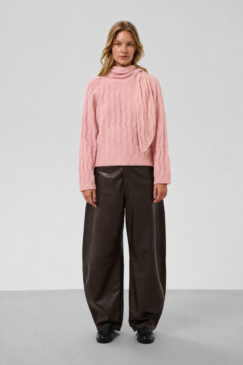 Różowy sweter damski Soaked z dodatkiem wełny i ozdobnym wiązaniem 30409449 - obrazek 2