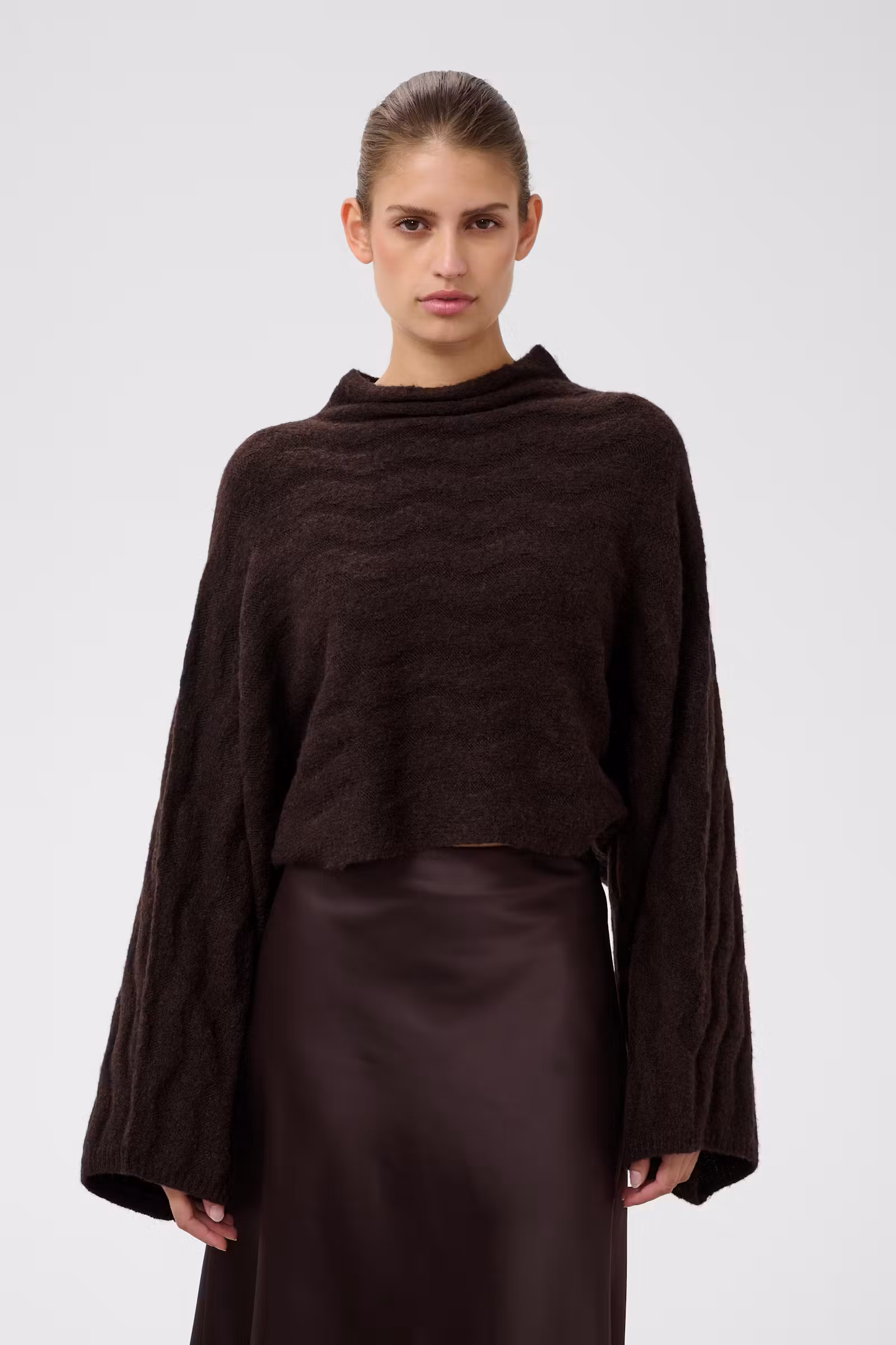 Krótki sweter damski Soaked z dodatkiem wełny – ciemnobrązowy 30409447