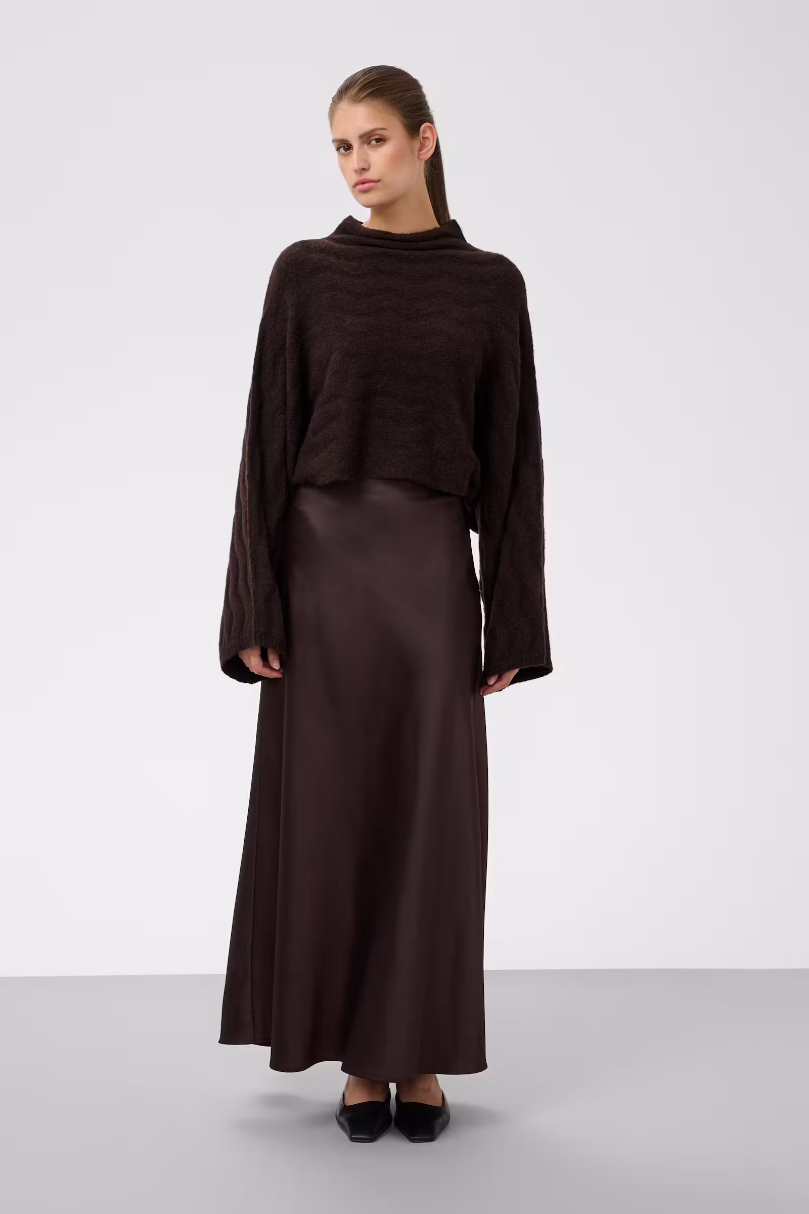 Krótki sweter damski Soaked z dodatkiem wełny – ciemnobrązowy 30409447 - obrazek 2